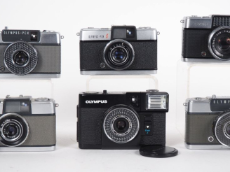 Vente aux enchères OLYMPUS PEN. Lot de six appareils photographiques : - EF n°104324 avec