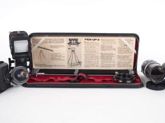 Vente aux enchères OLYMPUS. Lot de trois objectifs : - E. ZUIKO AUTO-T 1:4/150 n°102887 -