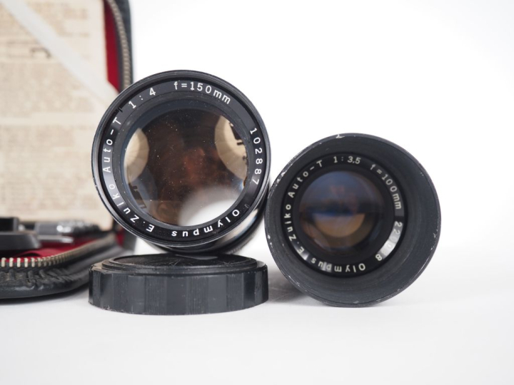 OLYMPUS. Lot de trois objectifs : - E. ZUIKO AUTO-T 1:4/150 n°102887 -