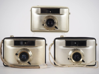 Vente aux enchères PENTACON. Lot de trois appareils photographiques : - PENTI I avec obje