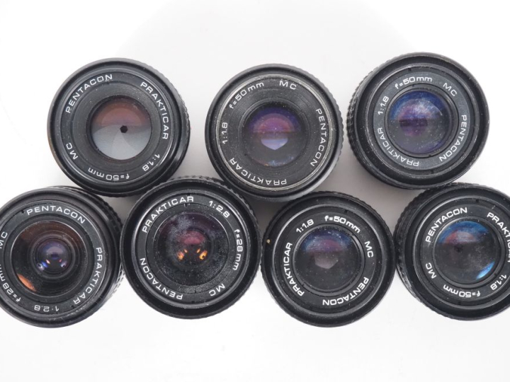 PENTACON. Lot de sept objectifs PRAKTICAR : - 5 x MC 1:2.8/50 - 2 x MC