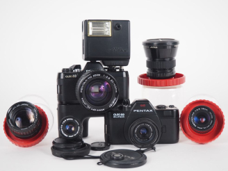 Vente aux enchères PENTAX. Lot de deux appareils photographiques : - AUTO 110 n°1083623 a