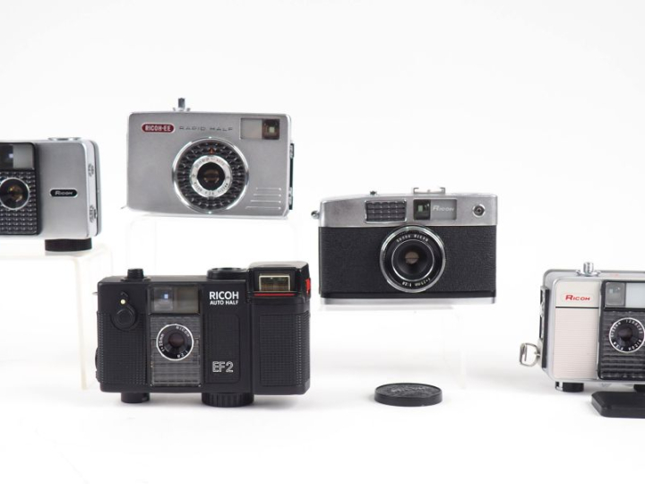 RICOH. Lot de cinq appareils photographiques : - AUTO HALF E - AUTO HA