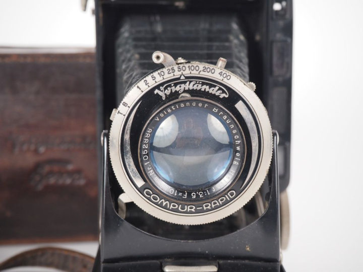 VOIGTLANDER BESSA. Appareil photographique avec objectif HELLAR 1:3,5/