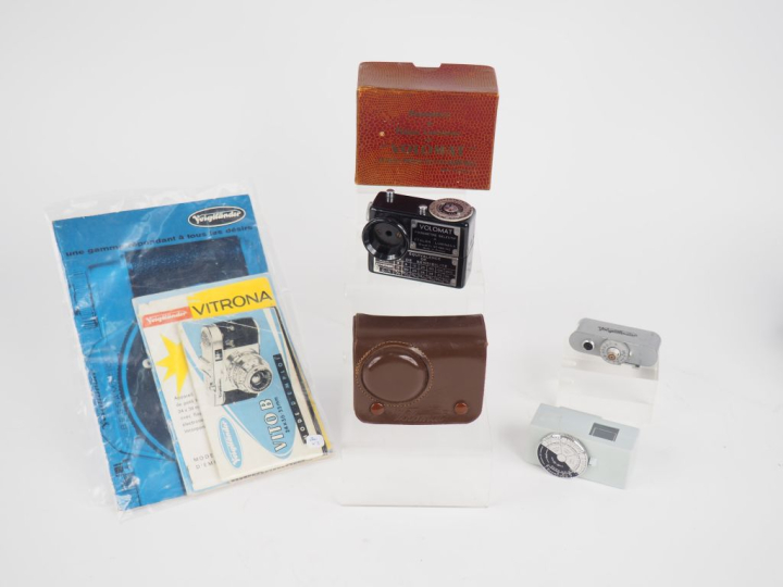VOIGTLANDER. Lot d'accessoires et de documentation : - VOLOMAT Posemèt