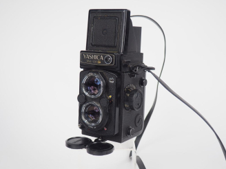 Vente aux enchères YASCHICA G Mat-124. Appareil photographique 6x6 n°197030 avec objectif