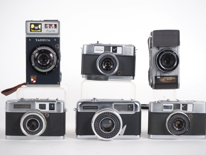 YASHICA. Lot de six appareils photgraphiques : - 72-E n°MS3023275 avec