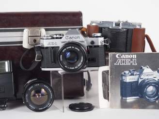 Vente aux enchères Lot de deux appareils photographiques : - CANON AE-1 n°3777751 avec ob