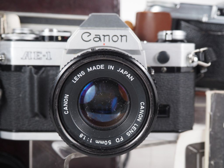 Lot de deux appareils photographiques : - CANON AE-1 n°3777751 avec ob