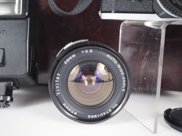 Lot de deux appareils photographiques : - CANON AE-1 n°3777751 avec ob