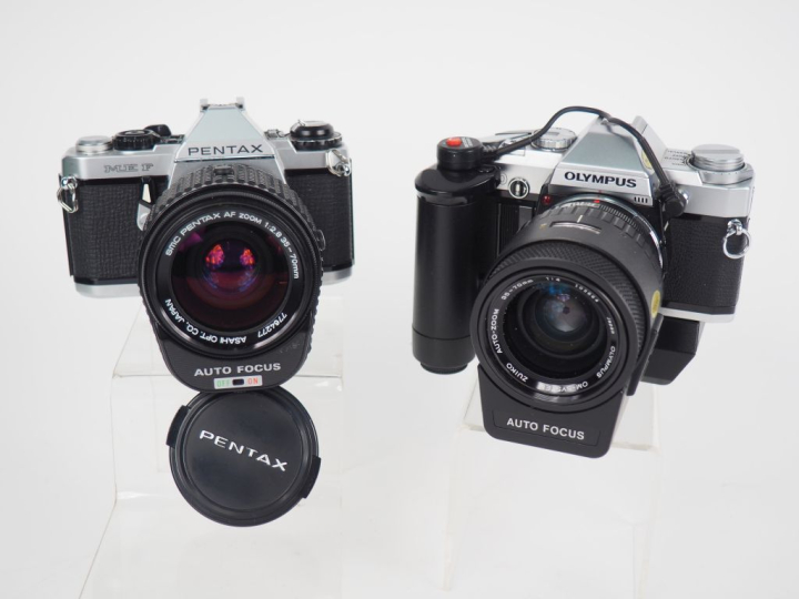 Lot de deux appareils photographiques : - OLYMPUS OM30 n°1015513 avec 