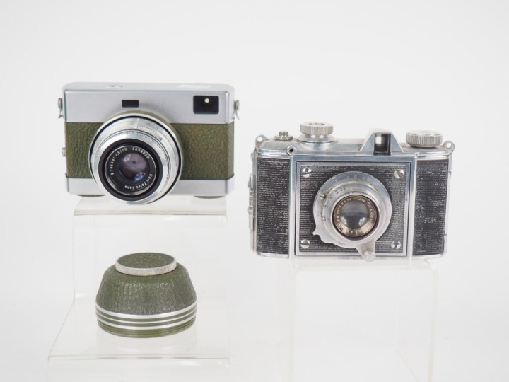 Lot de deux appareils photographiques : - PONTIAC avec objectif P. ANG