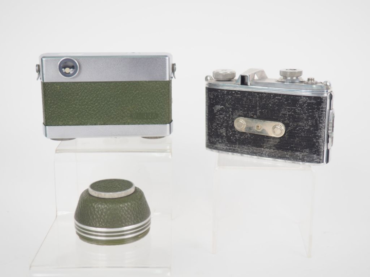 Lot de deux appareils photographiques : - PONTIAC avec objectif P. ANG