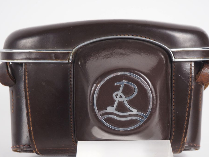 Lot de deux appareils photographiques : - PONTIAC avec objectif P. ANG