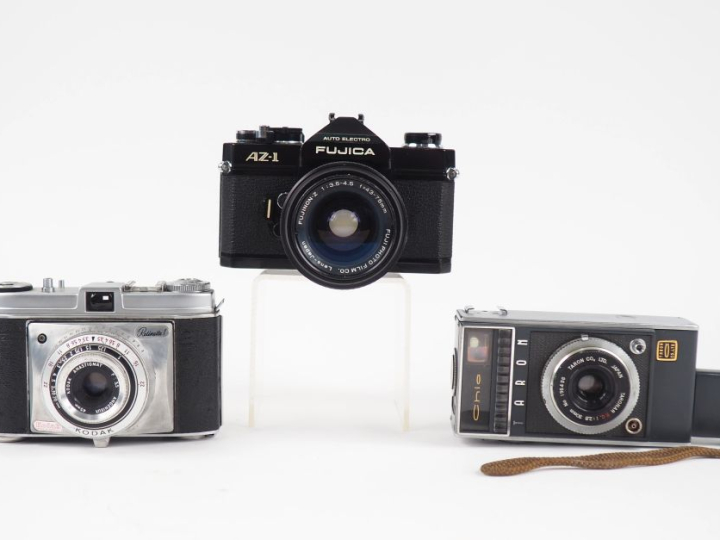 Lot de trois appareils photographiques : - TARON CHIC aec objectif TAR