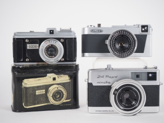 Vente aux enchères Lot de trois appareils photographiques : - BILORA RADIX avec objectif 