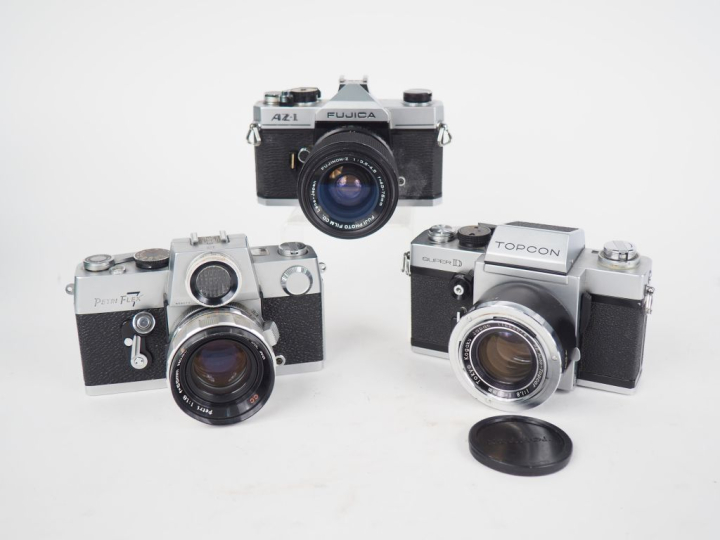Lot de trois appareils photographiques : - FUJICA AZ-1 n°2126080 avec 
