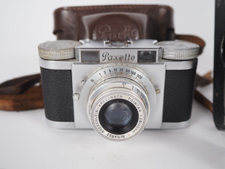 Lot de quatre appareils photographiques : - PAXETTE PRONTOR-S avec étu