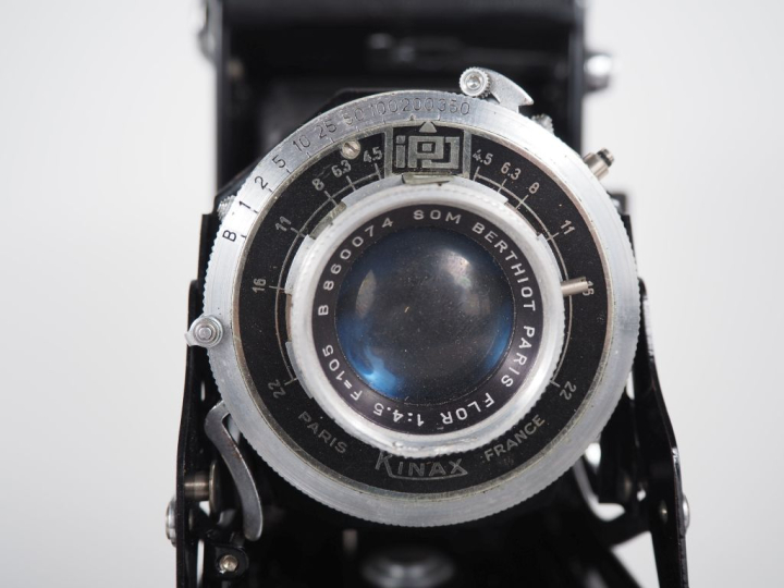 Lot de quatre appareils photographiques : - PAXETTE PRONTOR-S avec étu