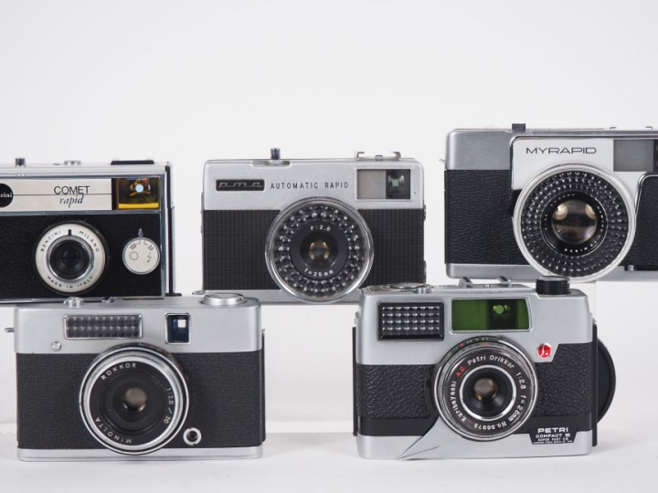 Lot de cinq appareils photographiques : - MAMIYA MYRAPID n°108542 avec