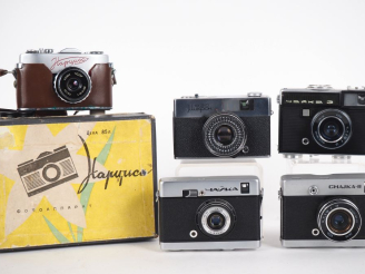Vente aux enchères Lot de cinq appareils photographiques russes, dont un dans sa boite d'