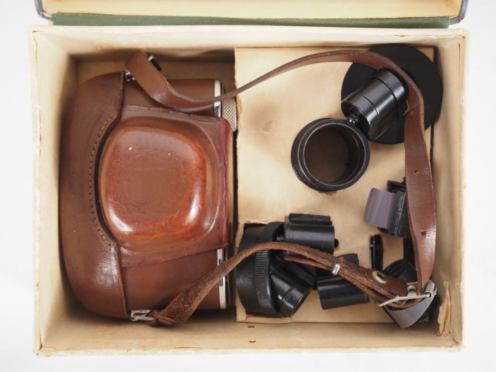 Lot de cinq appareils photographiques russes, dont un dans sa boite d'