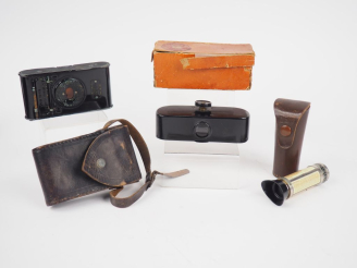 Vente aux enchères Lot comprenant : - PATHEORAMA visioneuse dans sa boite (mauvais état) 