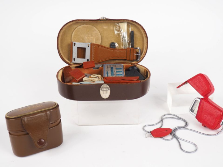 Lot comprenant : - VOIGTLANDER petit coffret d'accessoires - TESSINA é