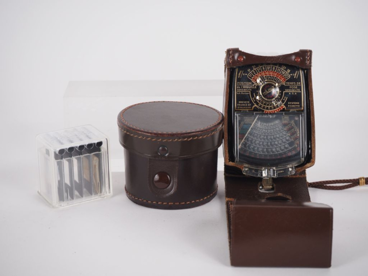 Lot comprenant : - LEITZ étui en cuir pour objectif - REALT cellule da