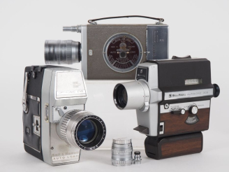 Vente aux enchères BELL   HOWELL. Lot de trois caméras : - AUTOLOAD 309 n°0218806 - OPTRO