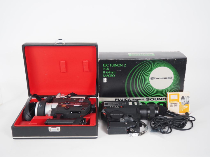 FUJICA. Lot de deux caméras 8mm : - Z 800 n°6080015 dans sa malette de