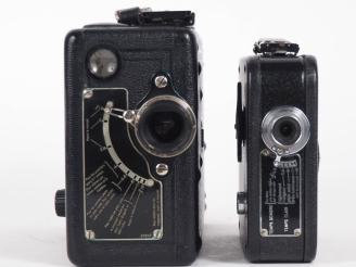 Vente aux enchères KODAK. Lot de deux caméras : - MODEL B n°52916 avec objectif 1:1.9/25 