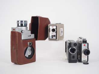 Vente aux enchères KODAK. Lot de quatre caméras : - ROYAL avec objectif ANGENIEUX 1:1.4/2