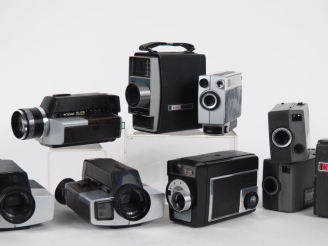 Vente aux enchères KODAK. Lot de neuf caméras.