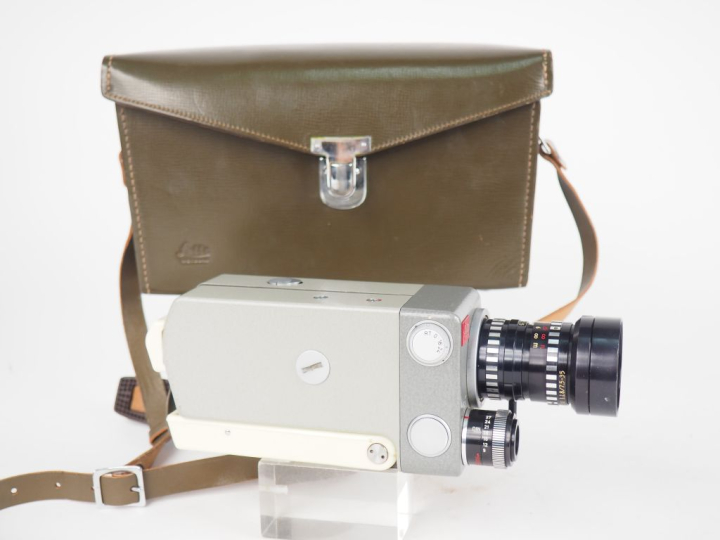 LEITZ LEICINA 8 SV. Caméra n°45721 avec sa  sacoche d'origine.