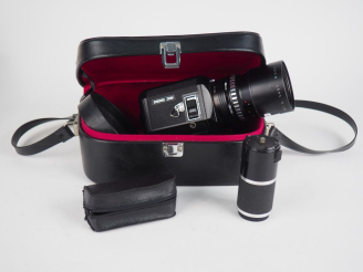 Vente aux enchères MALCOLM FTL. Caméra Super 8 avec pare soleil, poignée et sacoche de tr