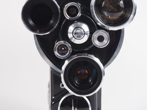 NEVA 2. Caméra 8mm avec ses accessoires dans sa sacoche.