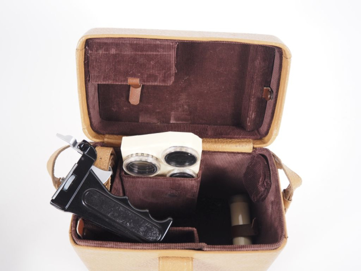 NEVA 2. Caméra 8mm avec ses accessoires dans sa sacoche.