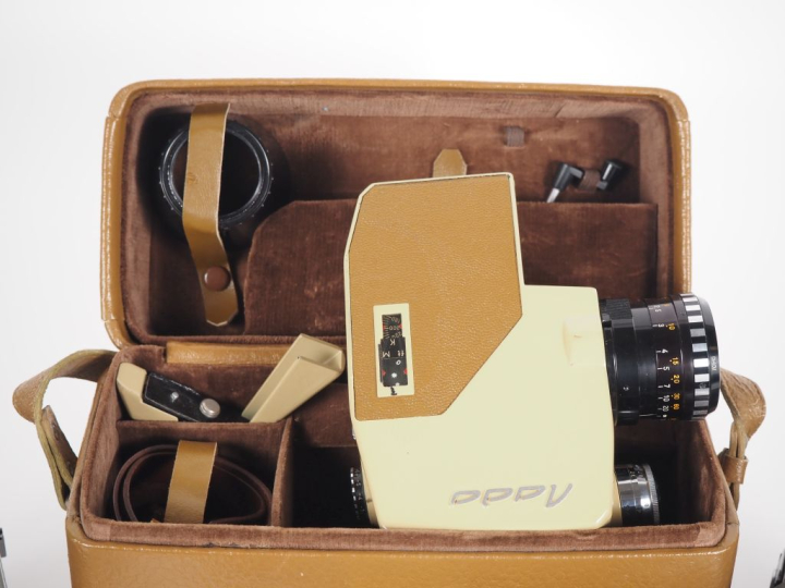 Lot de quatre caméras 8mm : - CAMEX n°13031 avec objectif P. ANGENIEUX