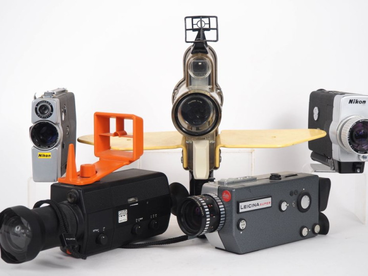 Lot de cinq caméras : - LEICINA SUPER n°A299 - NIKON SUPER ZOOM-8 n°58