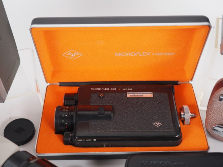 Lot de neuf caméras 8mm : - OLYMPUS PEN EE - KOPIL IC - RICOHMITE 88 E