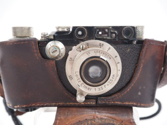 Vente aux enchères LEICA II. Appareil photographique n°28465? avec objectif ELMAR 1:3.5/3