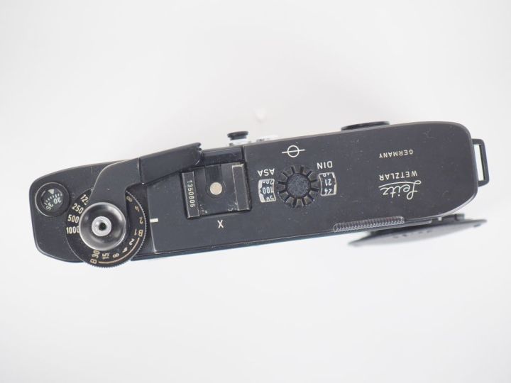 LEICA M5. Appareil photographique n°1350805. (Petits manques à la garn