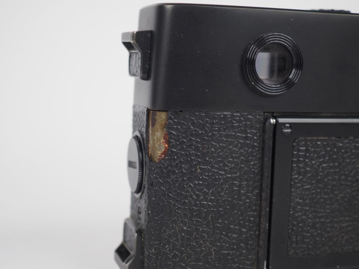 LEICA M5. Appareil photographique n°1350805. (Petits manques à la garn