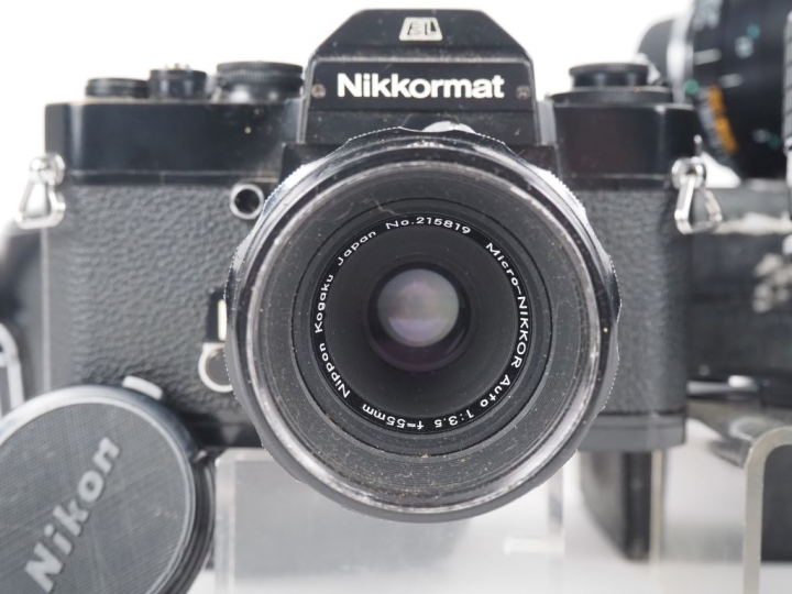 NIKKORMAT EL. Appareil photographique n°5568247 avec sa housse et quat