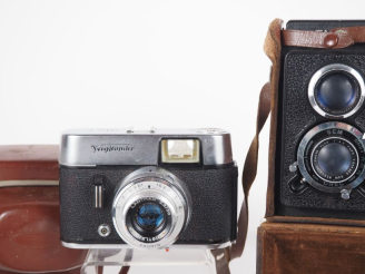 Vente aux enchères Lot de deux appareils photographiques : - VOIGTLANDER VITO C avec étui