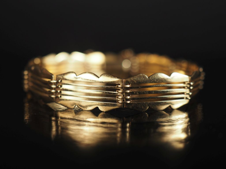 Bracelet articulé en or jaune 750, à décor de maillons festonnés et aj