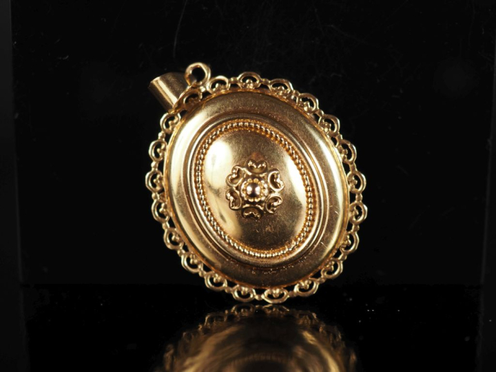 Pendentif porte-photo de forme ovale en or jaune 750, à décor en son c