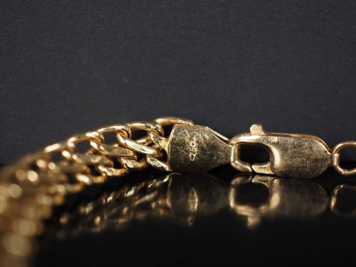 Bracelet souple en or jaune 750, maille tressée ajourée. Long. 19 cm P