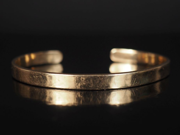 Bracelet jonc en or jaune 750.  Larg. 0,5 cm Poids. 26,64 g